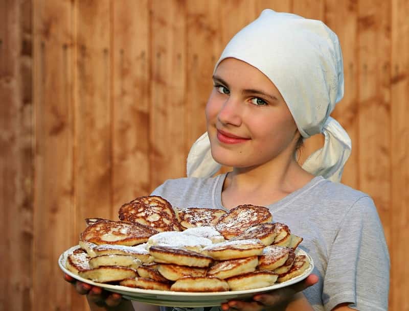 Lady serving panckakes